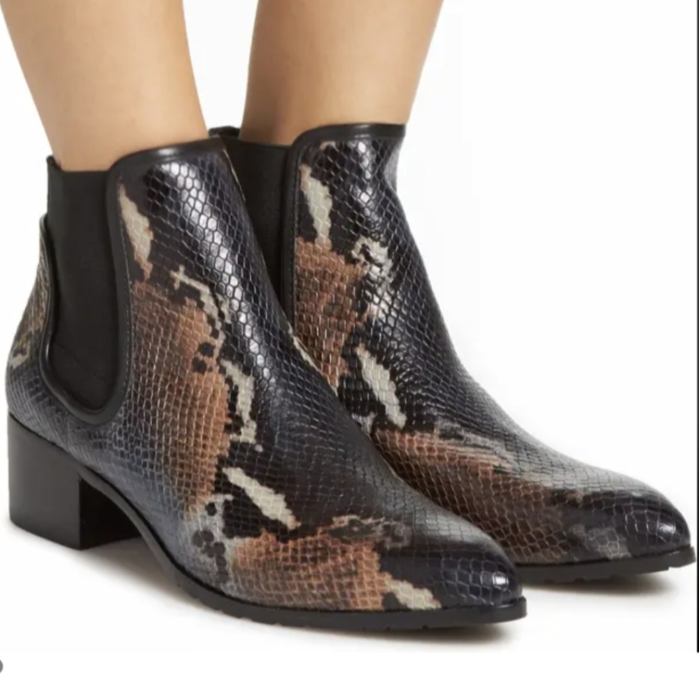 Donald Pliner Dyla Leather Bootie Sz 8.5M